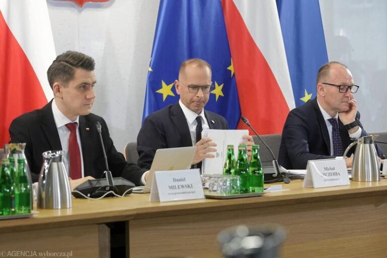 Jakie napoje wybierają posłowie? Odkrywamy zaskakujące zmiany w sejmowej wodzie