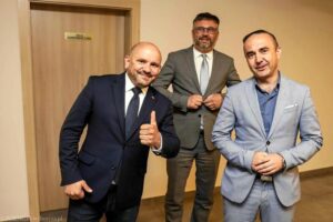 Jaką drogą podąża Solidarna Polska: Odkrywamy jej polityczne oblicze w kontekście prawicy i lewicy