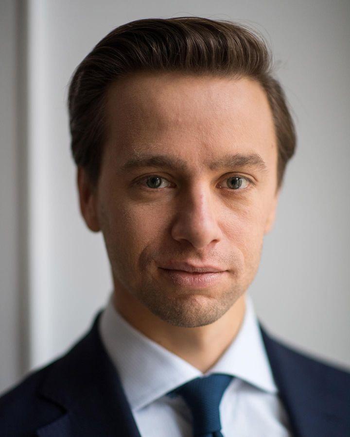 Kontrowersje i powiązania polityczne