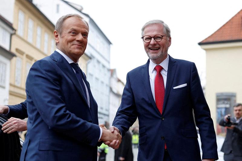 Porównanie wynagrodzeń liderów UE