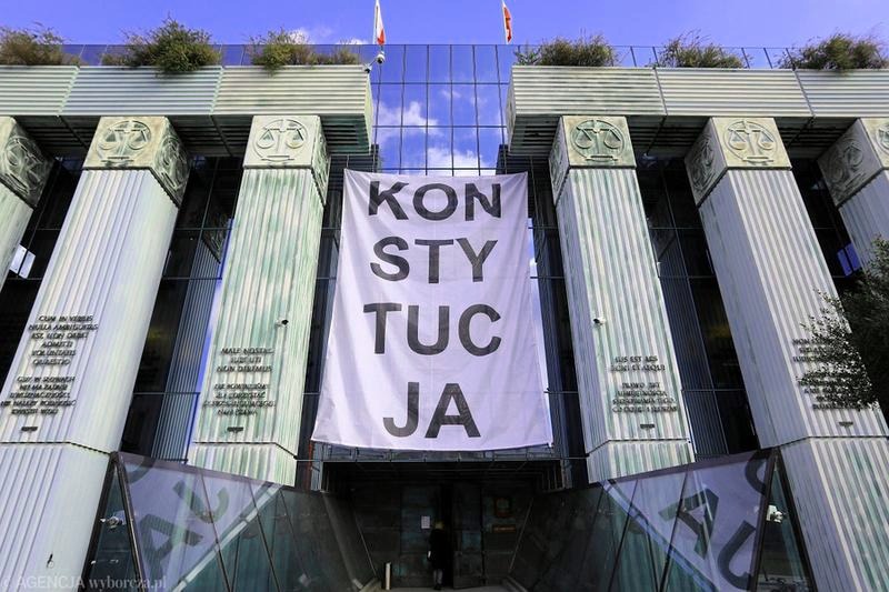 Jakie konsekwencje niesie za sobą propozycja zmian w konstytucji PiS?