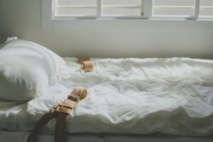 Przymus bezpośredni w ustawie: co warto wiedzieć o skutkach prawnych?
