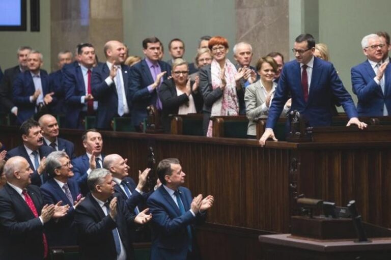 Kiedy rządził PiS? Najważniejsze daty, decyzje i skutki dla Polski