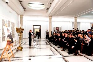 Kto zapalił świece chanukowe w Sejmie? Historia i znaczenie tradycji